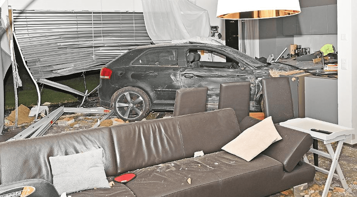 Cu mașina, direct în sufragerie! Toate persoanele implicate în accidentul din Elveția au scăpat cu răni ușoare