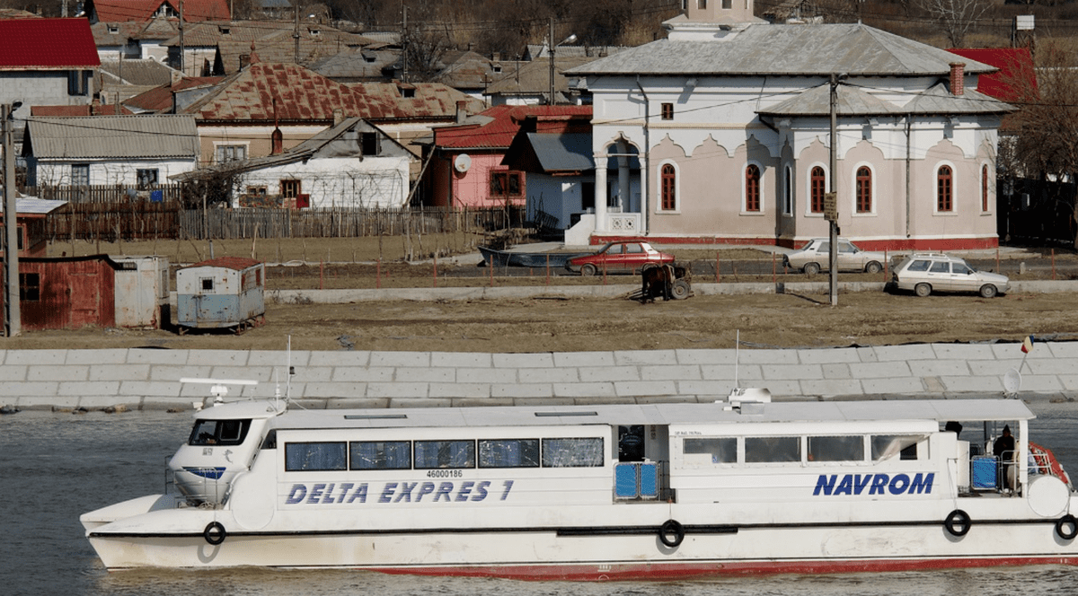 Firma care asigura transportul în Deltă oprește cursele. Reclamă de la stat datorii de 4,6 milioane de lei