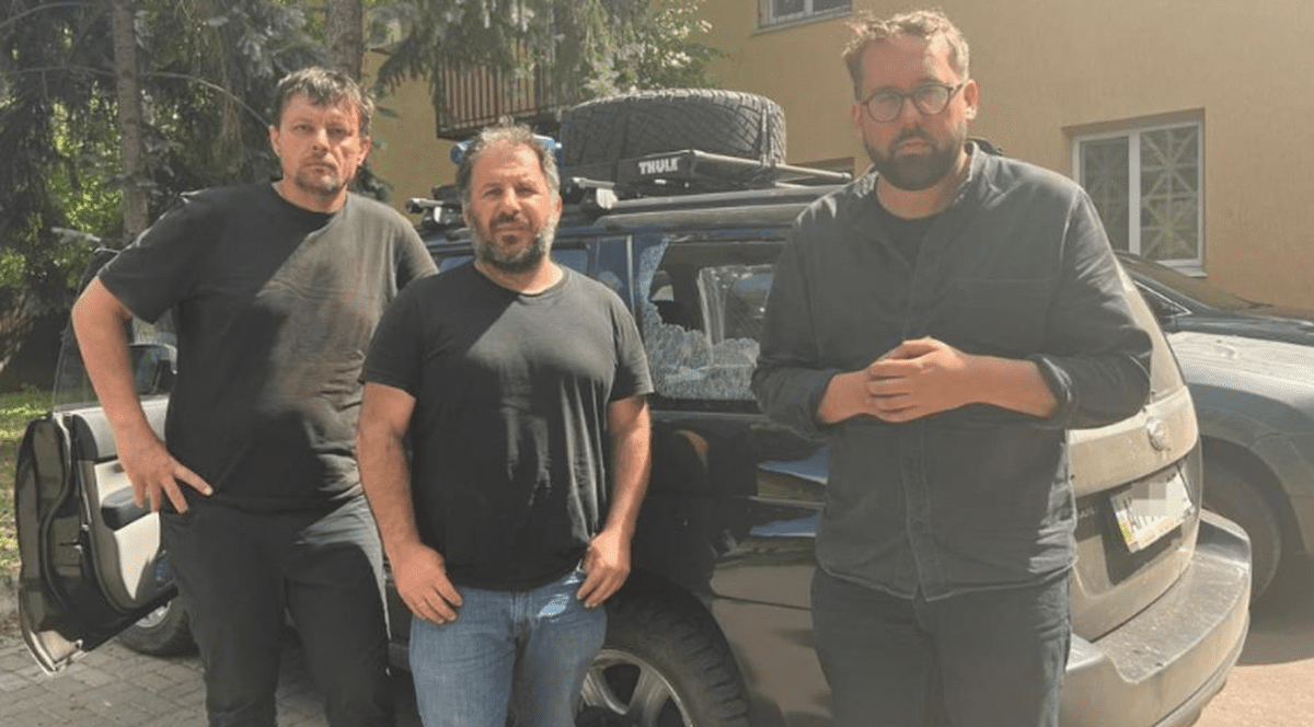 Echipa de reporteri de la ziarul german Bild, atacată pe „Drumul iadului” din Ucraina. „Am fi putut fi morți, dar vom continua să relatăm de aici”