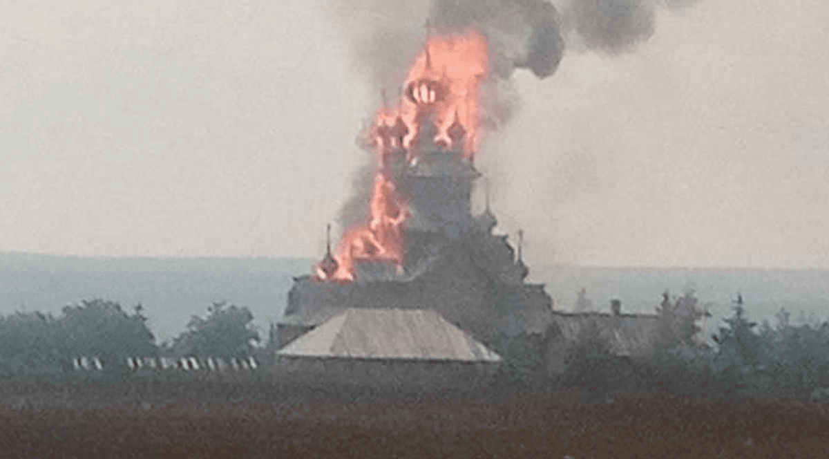O mănăstire din Donețk a fost cuprinsă de flăcări, după ce a fost bombardată de ruși. Moscova dă vina pe „naționaliștii ucraineni”