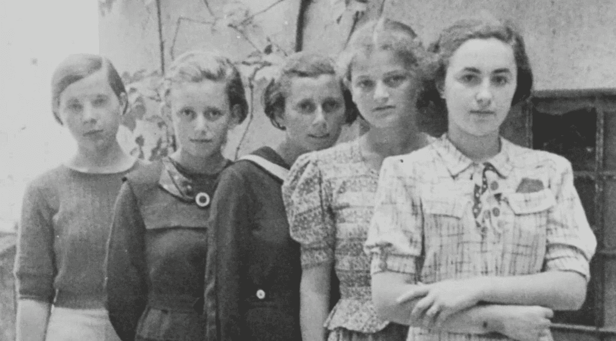 INTERVIU. „La Auschwitz n-a fost vorba doar despre dezumanizare, ci și despre distrugerea identității femeilor. Selecția lor se făcea dezbrăcându-le”