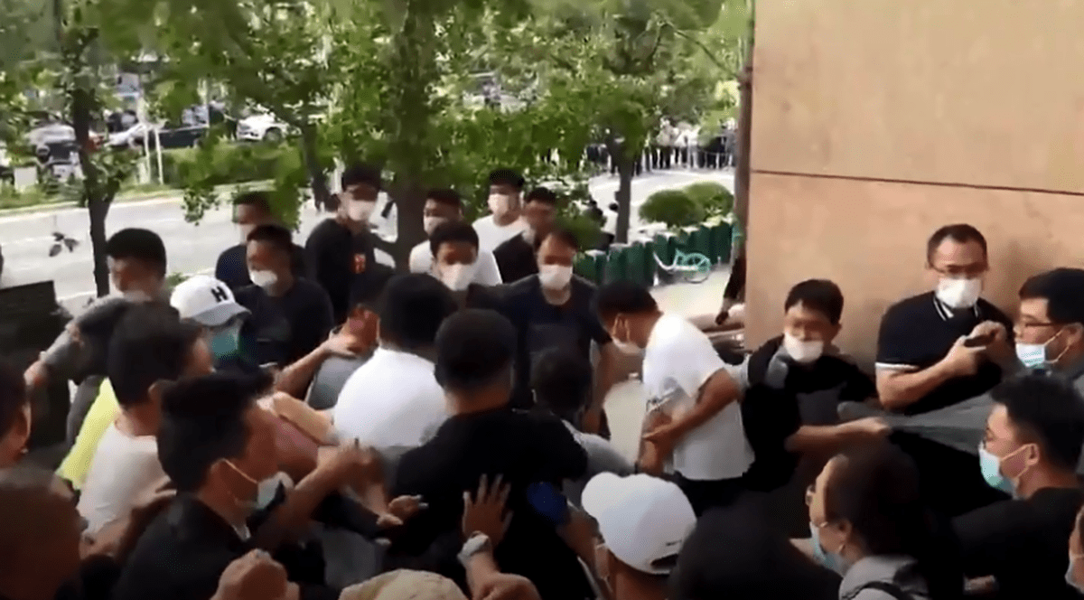 Bătaie în fața unei bănci din China, unde oamenii au mers să protesteze că nu își pot retrage banii din conturi | VIDEO
