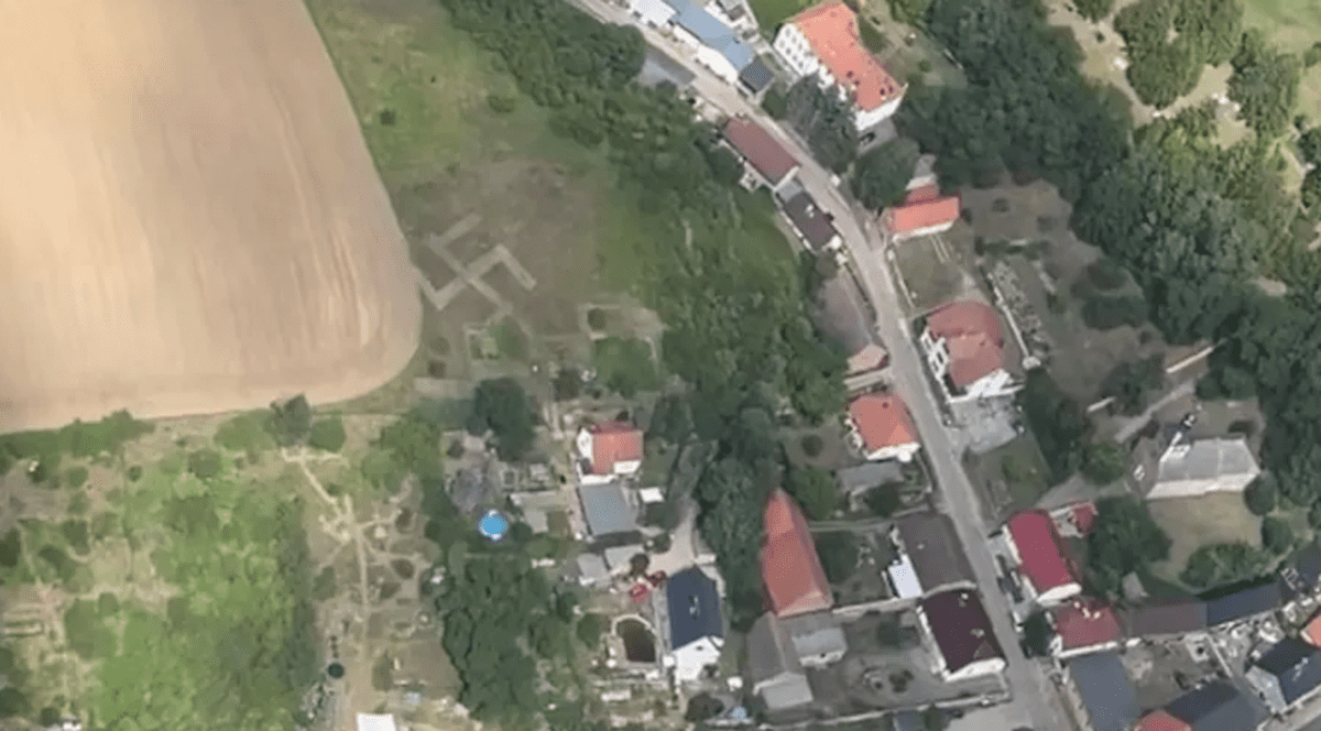 Ce riscă un fermier din Germania care a cosit o svastică pe câmpul său