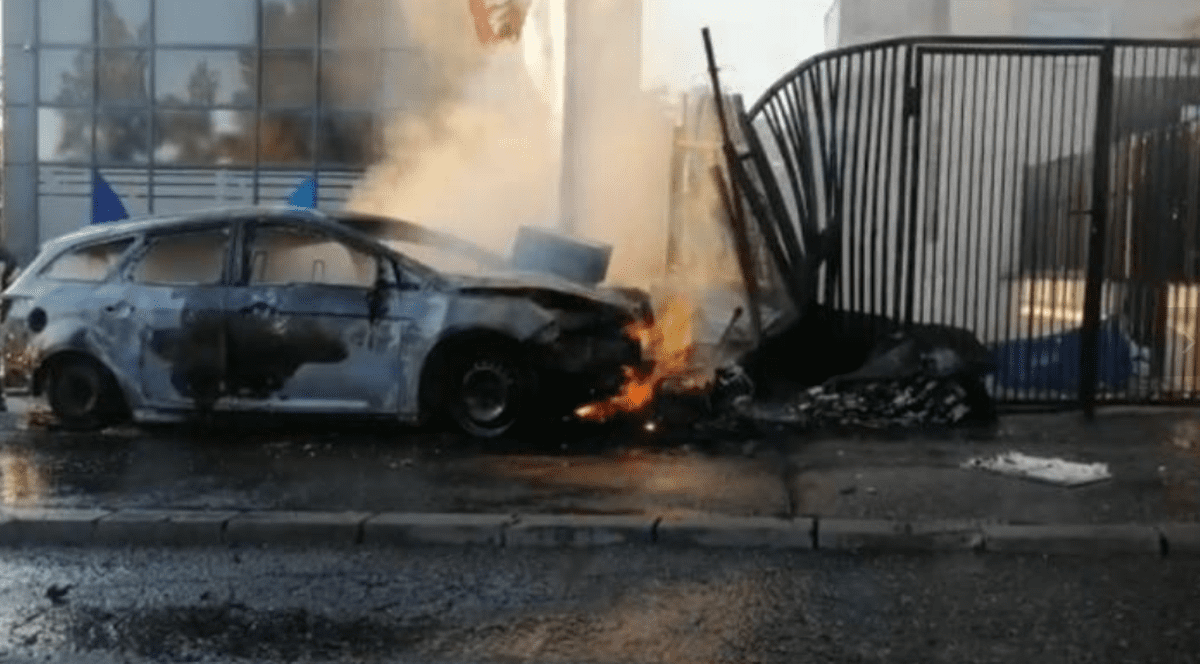 O mașină a luat foc, după ce s-a izbit de o țeavă de gaz, la Cluj | VIDEO