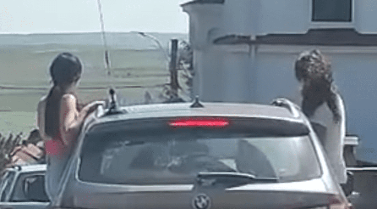 Două tinere din Suceava, filmate în trafic, ieșite pe geamul unei mașini în mers. Ce amendă au primit