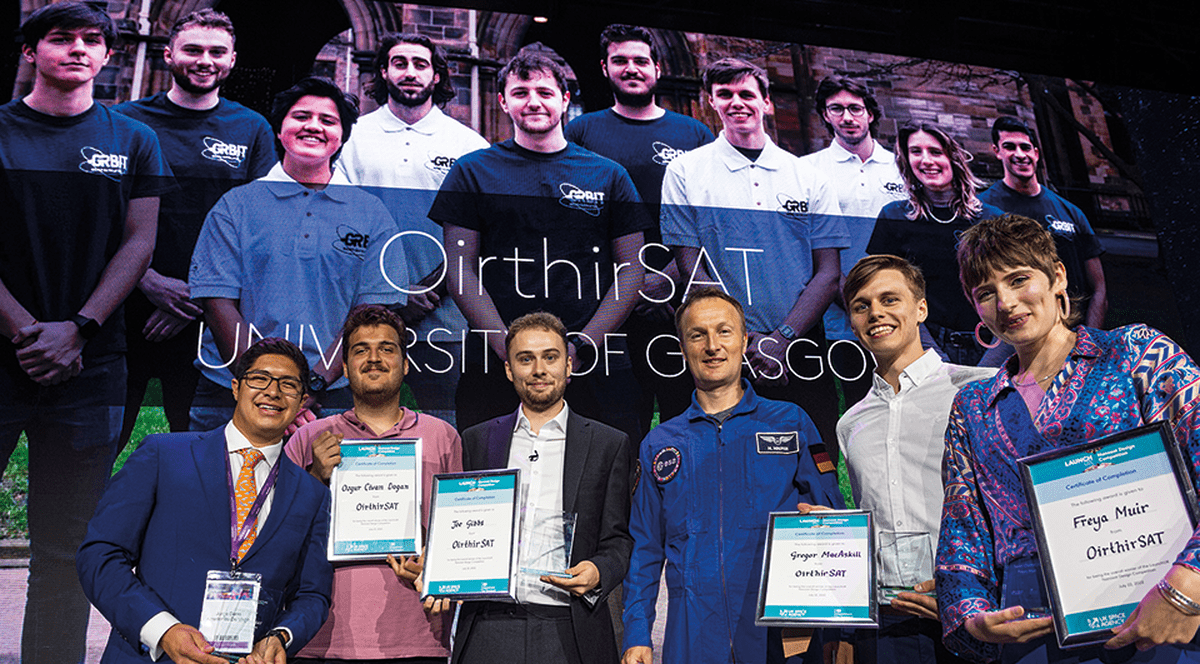 Zece studenți din Scoția au câștigat un premiu de 700.000 de euro cu care vor construi propriul satelit și îl vor trimite în spațiu