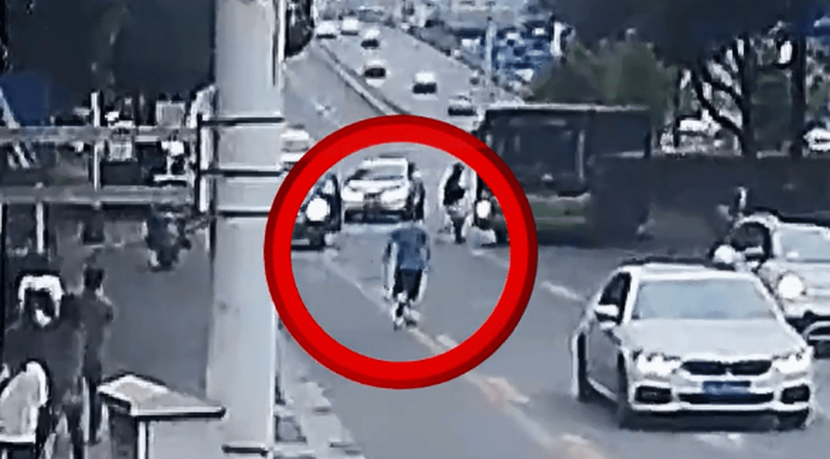 Șoferul unui autobuz a coborât în stație și a fugit la toaletă, dar a uitat să tragă frâna de mână, în China. Cine a salvat călătorii