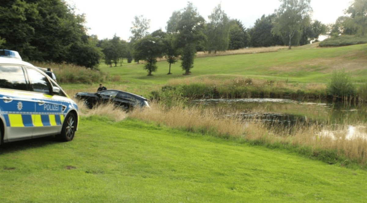 Aventurile unei șoferițe în Germania: a intrat pe un teren de golf, printre jucători, și a aterizat într-un iaz. Ce pagube a produs