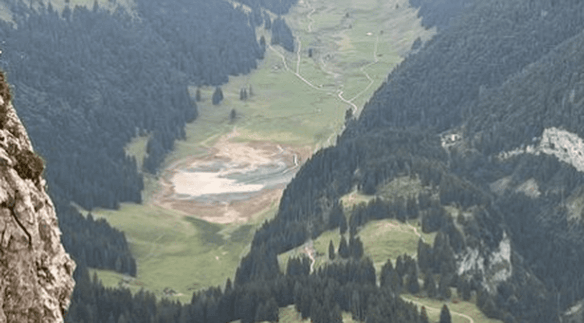 Lac din Alpii Elvețieni care a secat din cauza secetei: „A rămas o baltă”