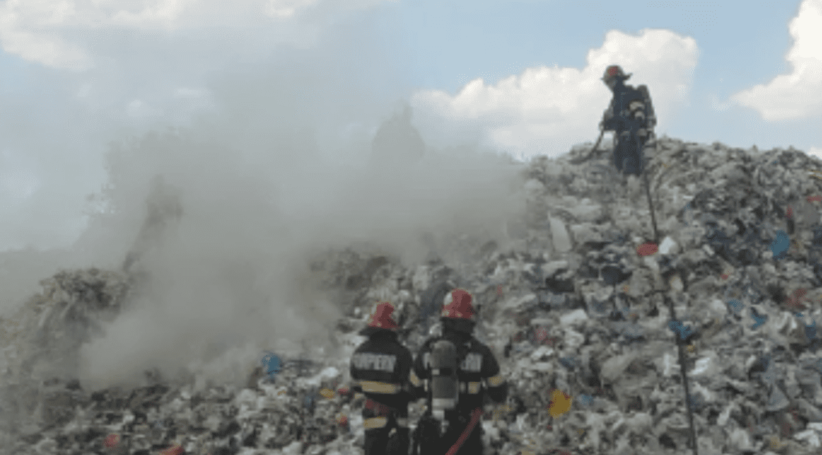 Incendiu la stația de sortare a gropii de gunoi din Arad. Au ars 1.000 de kilograme de deșeuri