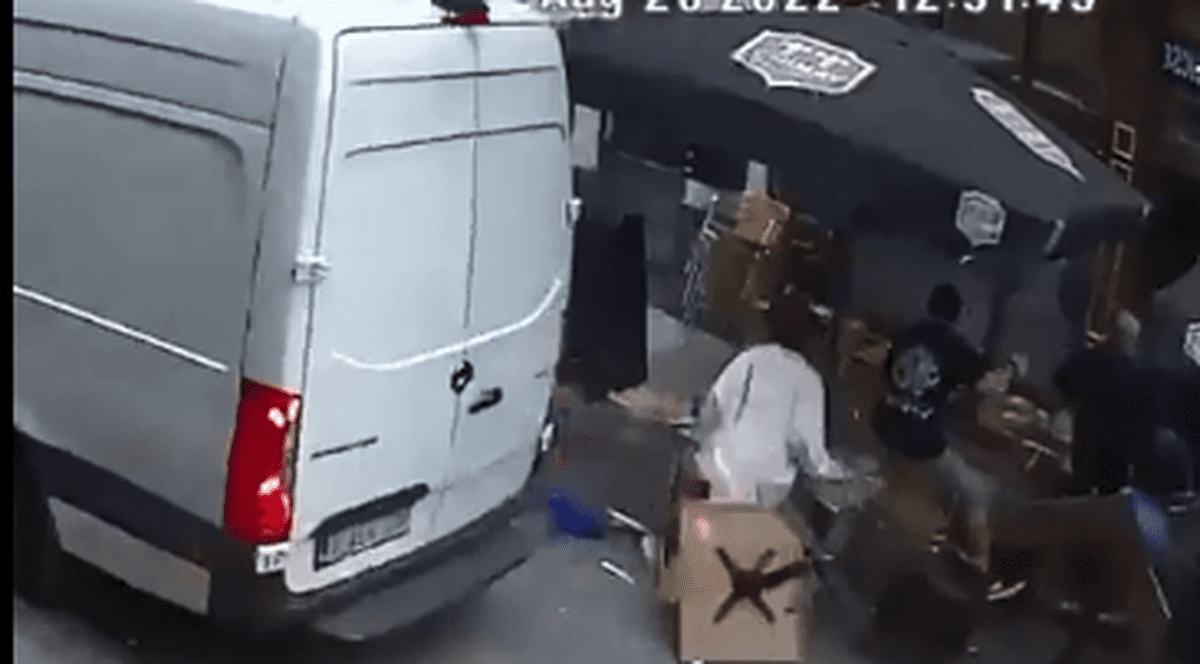 Șase oameni au fost răniți la Bruxelles, după ce o dubă a spulberat o terasă din centrul orașului