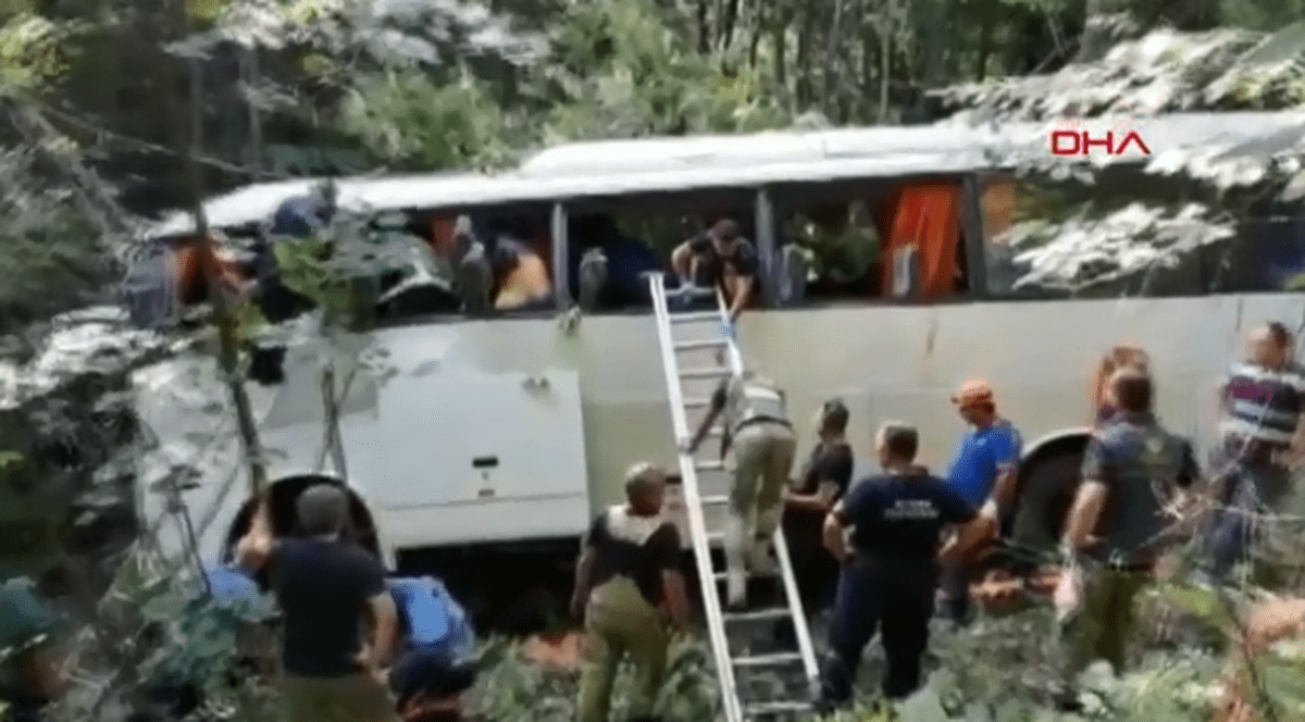 Cel puțin 3 morți, după ce un autocar a căzut într-o prăpastie, în Turcia. 37 de persoane sunt rănite