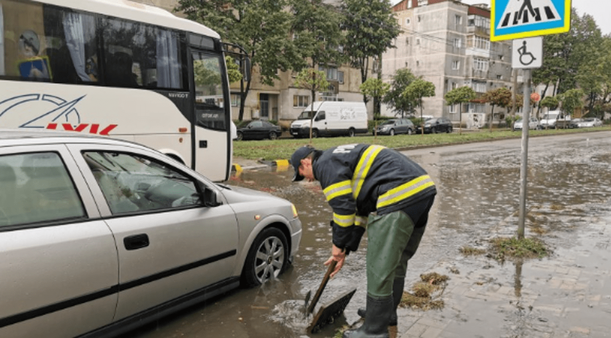 O șoferiță a sunat la 112 pentru a fi scoasă dintr-o intersecție inundată din Botoșani