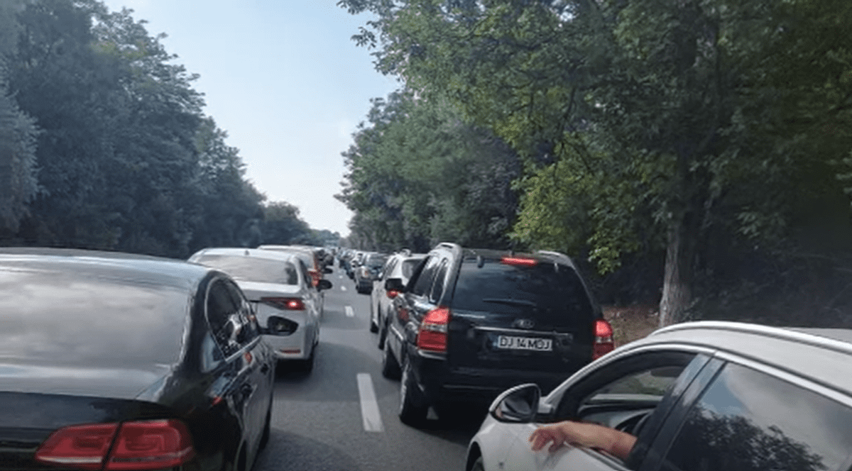 Trafic intens spre sudul litoralului, blocaj între Agigea și Eforie. Polițiștii propun rute alternative pentru șoferi  |  VIDEO
