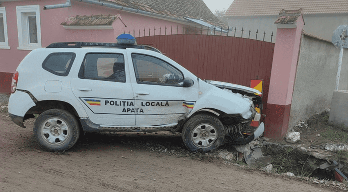 Un adolescent fără permis a furat maşina Poliţiei Locale şi a făcut accident, într-o comună din Braşov