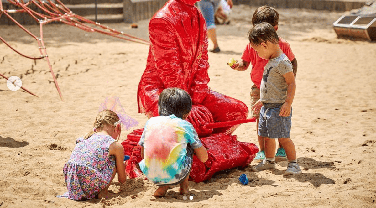 O sculptură care-l înfățișează pe Vladimir Putin vopsit în roșu și stând pe un tanc a fost amplasată într-un loc de joacă din Central Park din New York