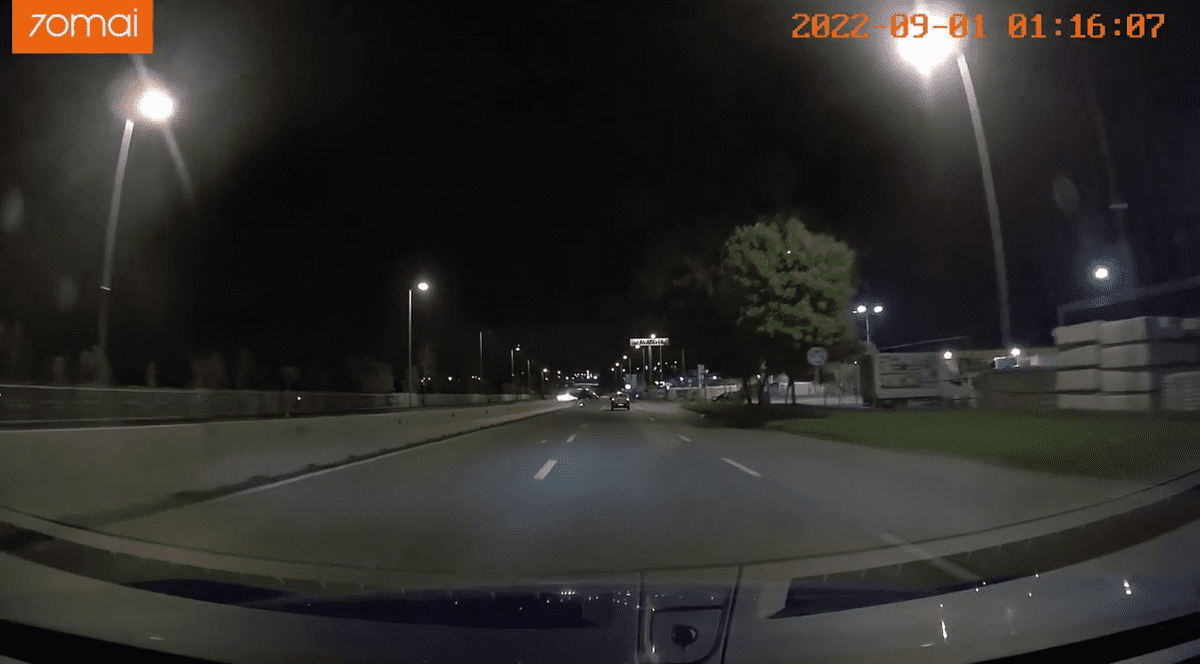 O șoferiță din Cluj a zburat peste parapet și a lovit o altă mașină de pe contrasens. Impactul, filmat de o cameră de bord