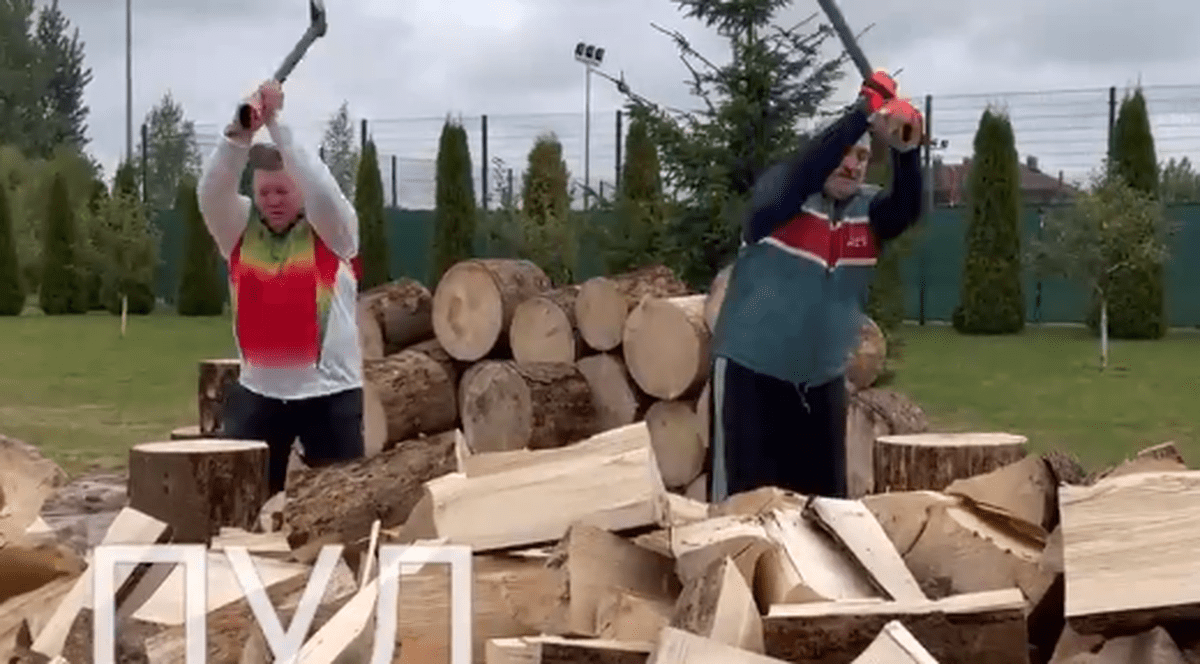 Ironia lui Lukaşenko față de criza energetică. S-a filmat tăind bușteni. „Nu lăsăm Europa să moară de frig”