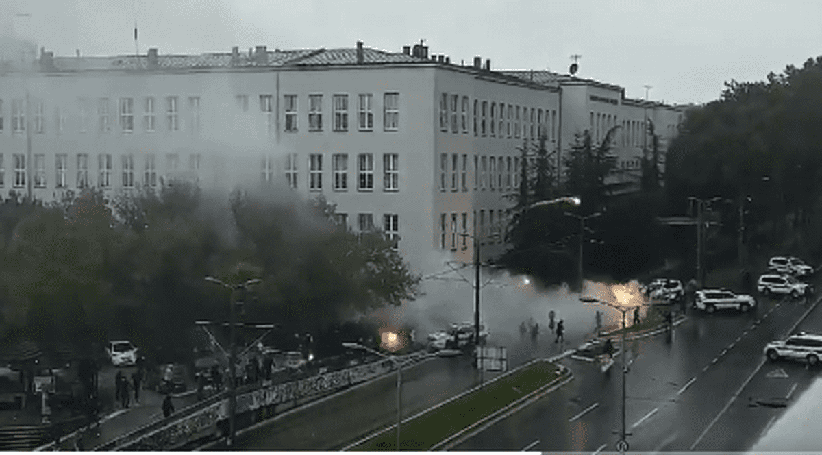 Ciocniri violente dintre contramanifestanți și polițiști la marșul LGBT din Belgrad. 64 de persoane au fost arestate