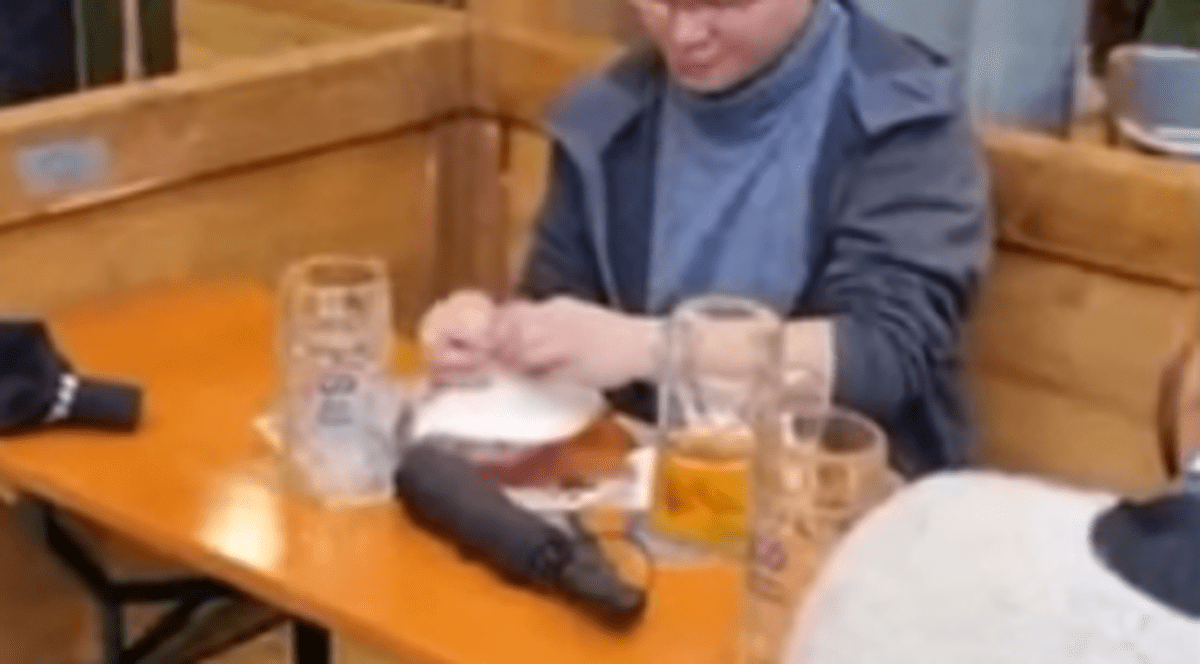 Un bărbat a plecat cu berea în pungă de la Oktoberfest din München: „A vrut să fie sigur că are și pentru acasă!”