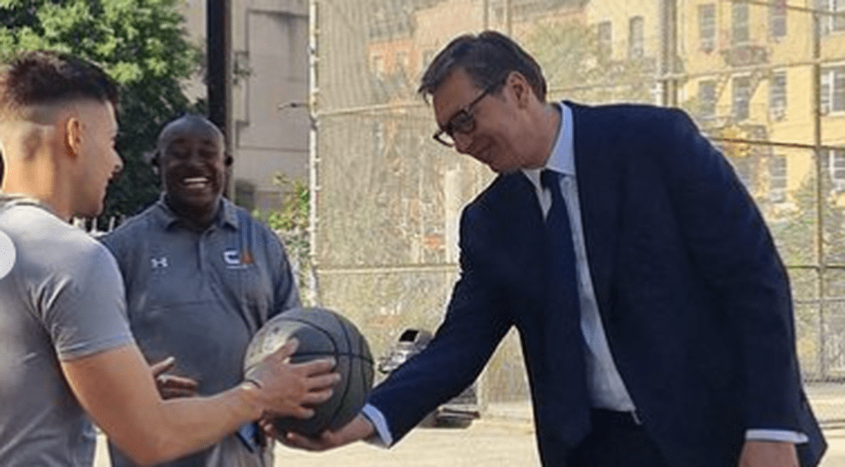 Președintele Serbiei a jucat baschet cu trei americani, la New York, înainte să vorbească la Adunarea Generală a ONU