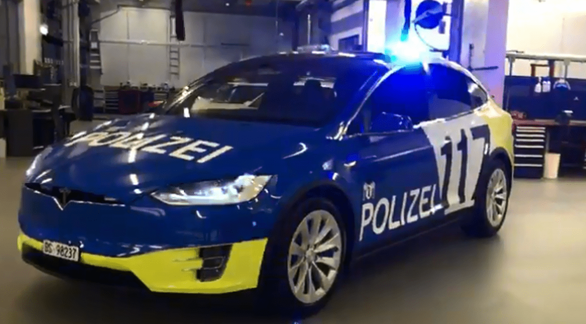 Polițiști blocați în mașina de patrulare Tesla, când au vrut să rețină un biciclist, în Elveția. Cum s-a terminat intervenția