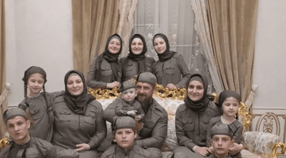 Sancțiunile impuse de SUA împotriva liderului cecen Ramzan Kadîrov, a soțiilor și fiicelor lui. I-au interzis și „brandul național de modă”