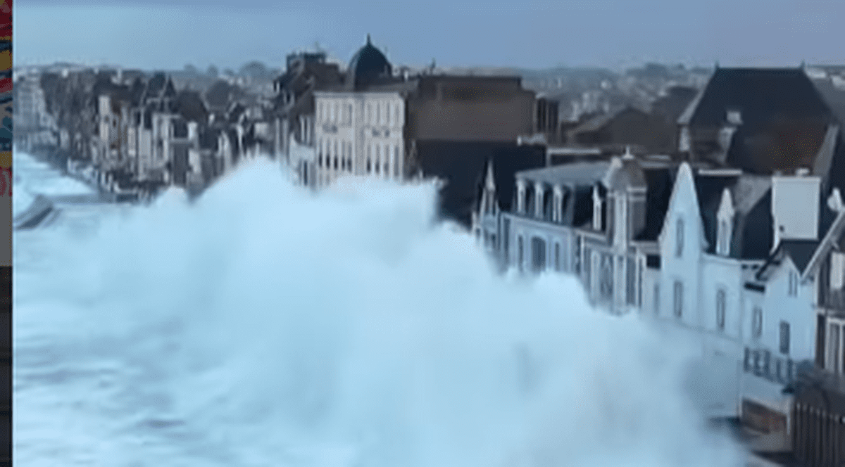 Momentul în care un val înalt de 13 metri lovește casele de pe faleză, la Saint Malo, în Franța