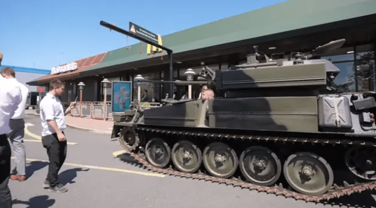 Un britanic a mers cu tancul la fast-food și a transmis totul pe YouTube: „Am dat 1.000 de euro să îi fac plinul!”