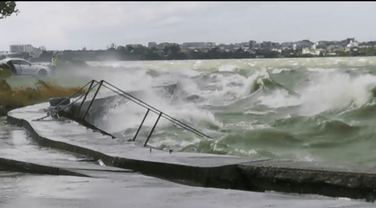 Imagini rare cu lacul Siutghiol din Constanța, care „fierbe” din cauza rafalelor puternice  | VIDEO