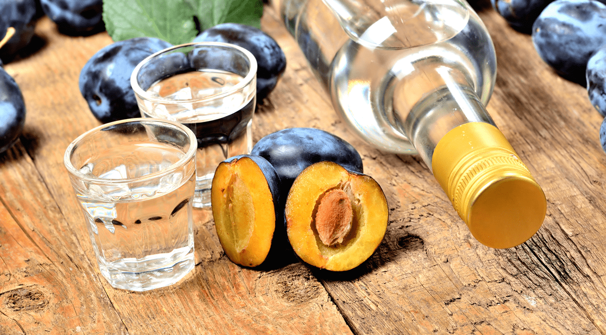 Rețetă de țuică de prune, cea mai populară băutură românească