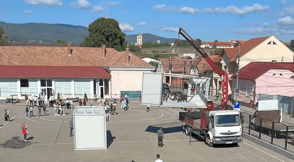 Școală în containere, la Alba. Soluția găsită de autorități, din cauza lipsei de spațiu