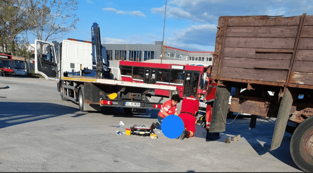 Un bărbat din Vâlcea a murit strivit între două mașini la societatea care asigură transportul în comun. Inspectorii ITM fac verificări