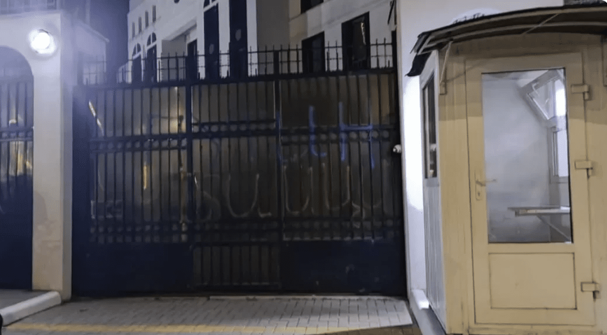 Ambasada Rusiei în Republica Moldova, vandalizată de ziua lui Vladimir Putin. Mesajul scris pe poarta instituției