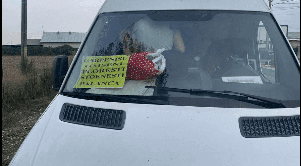 Microbuz de 19 locuri, prins în trafic cu 36 de călători. Poliția Română: „Nici măcar aerul nu are loc să circule”