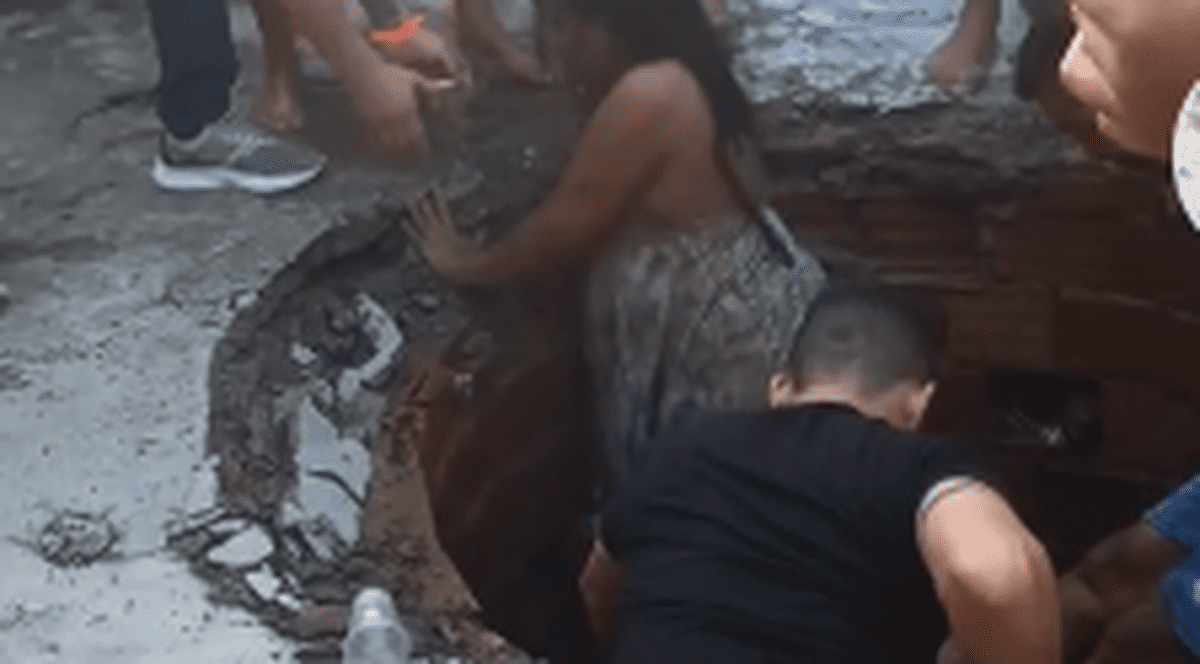 Momentul în care mai multe femei sunt „înghițite” de un crater, în timp ce dansau la o zi de naștere, în Brazilia