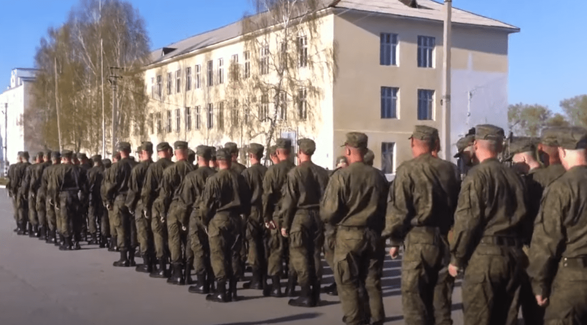 Primele decese cunoscute în garnizoanele pline cu noi recruți ruși: „Infarct, sinucidere, ciroză hepatică”