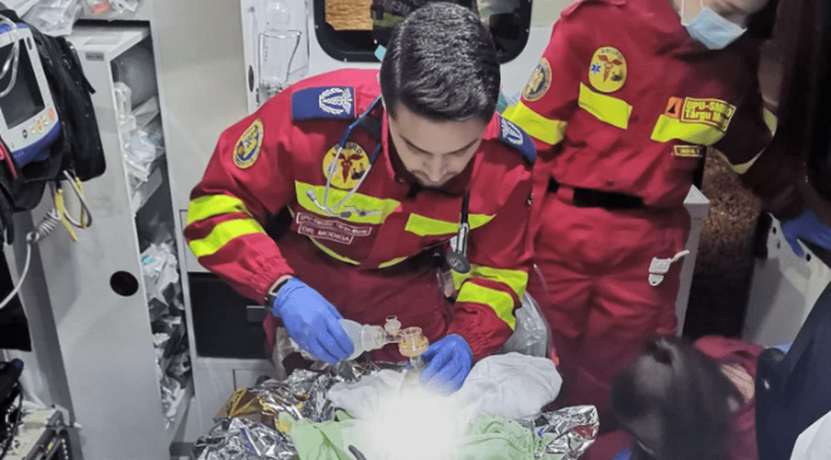 Trei echipaje SMURD din Mureș au salvat o mamă și doi nou-născuţi în ambulanţă, după ce intraseră în stop cardio-respirator