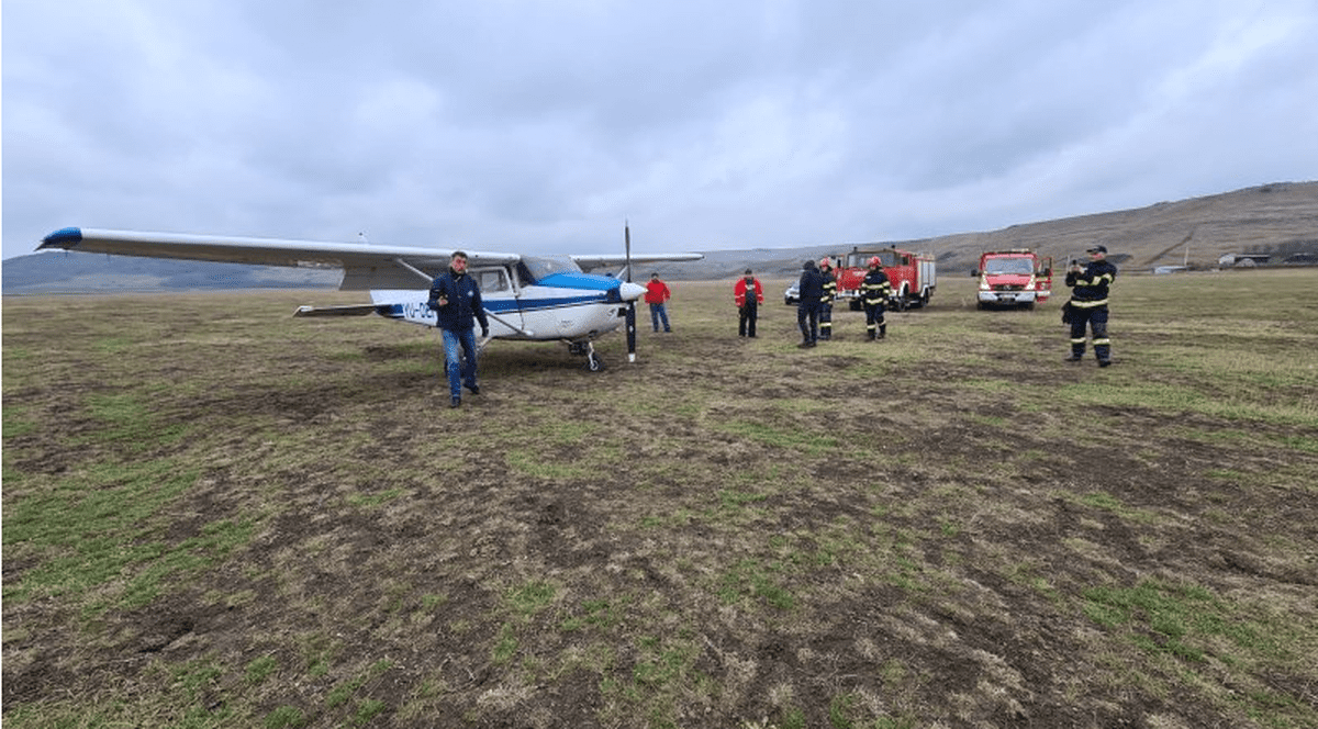 Un avion de mici dimensiuni a aterizat forţat pe un câmp din Iași. A rămas fără combustibil în aer