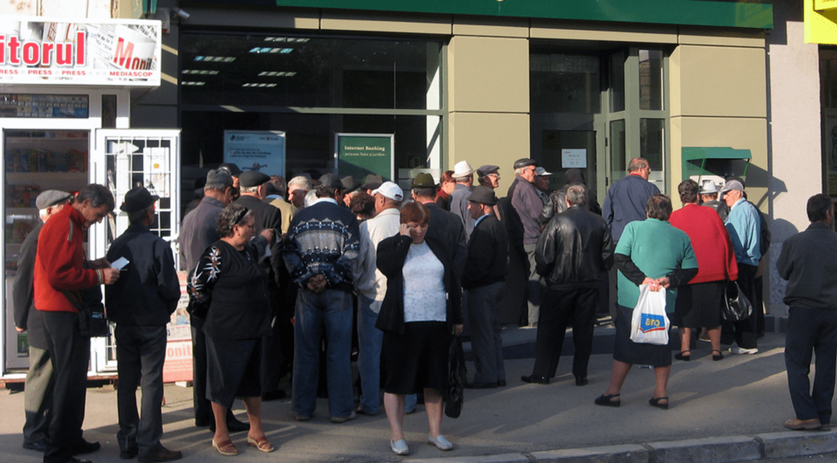 Păcatul analfabetului, taxat și de bănci: nu știi să citești, nu primești cardul cu ajutorul social de la guvern