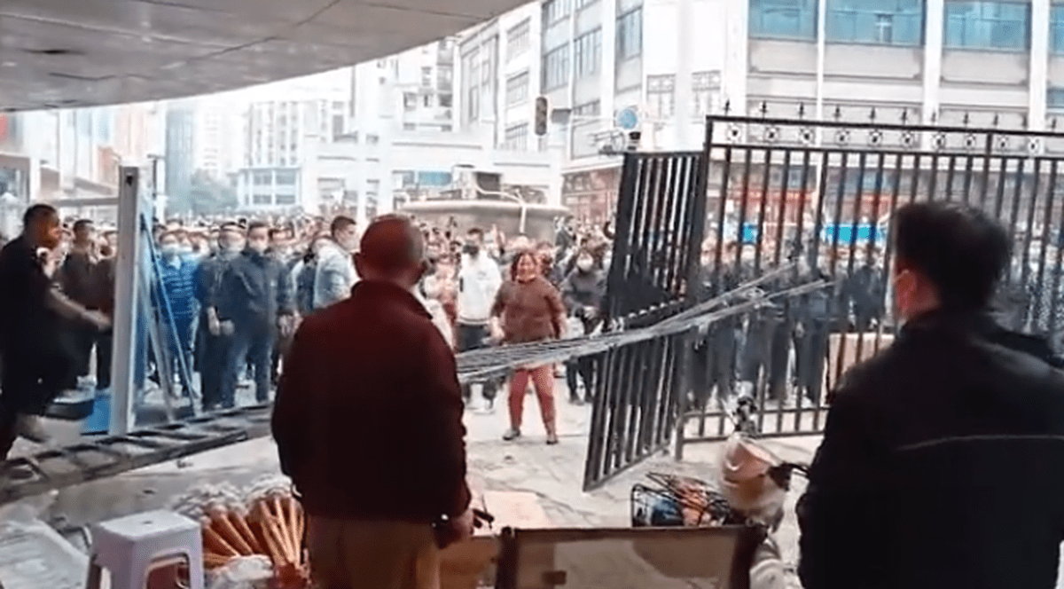 Violențe în Shanghai și proteste în mai multe orașe din China față de regimul lui Xi Jinping și restricțiile anti-COVID