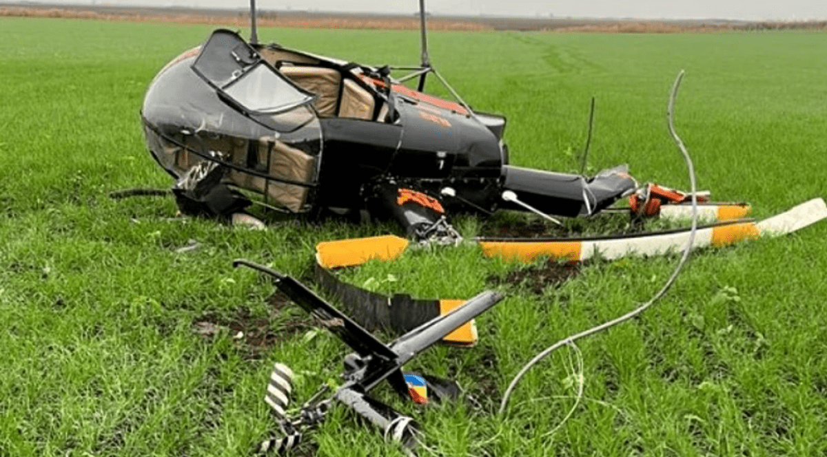 Elicopter în care se aflau un instructor şi elevul său, răsturnat după ce a aterizat forțat, lângă Timișoara
