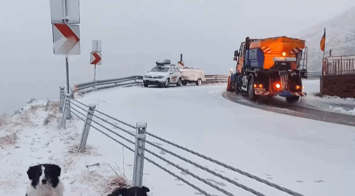 A nins pe Transfăgărășan. Zăpada are deja câțiva centimetri. VIDEO