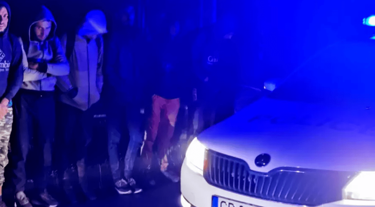 70 de migranți ilegali, aflați într-un microbuz condus de un român, reținuți în Bulgaria. Șoferul și încă un cetățean român au fost arestați