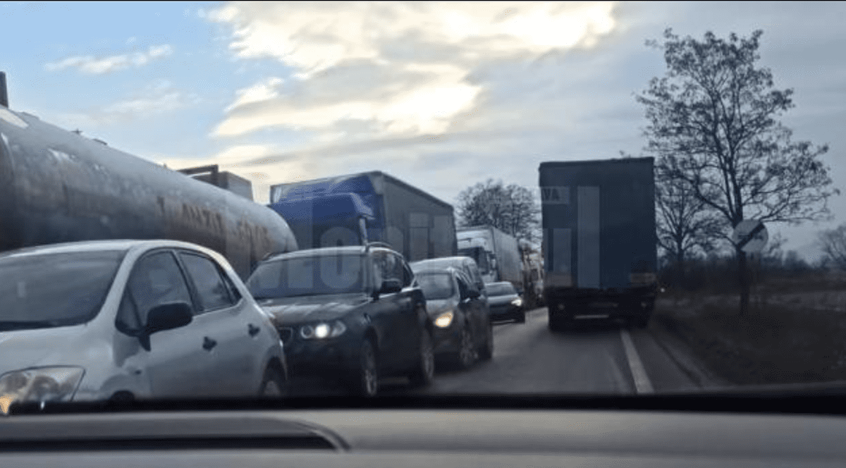 Coadă de tiruri de 30 de kilometri la ieșirea spre Ucraina. Prefect: Traficul va rămâne așa până la finalul anului