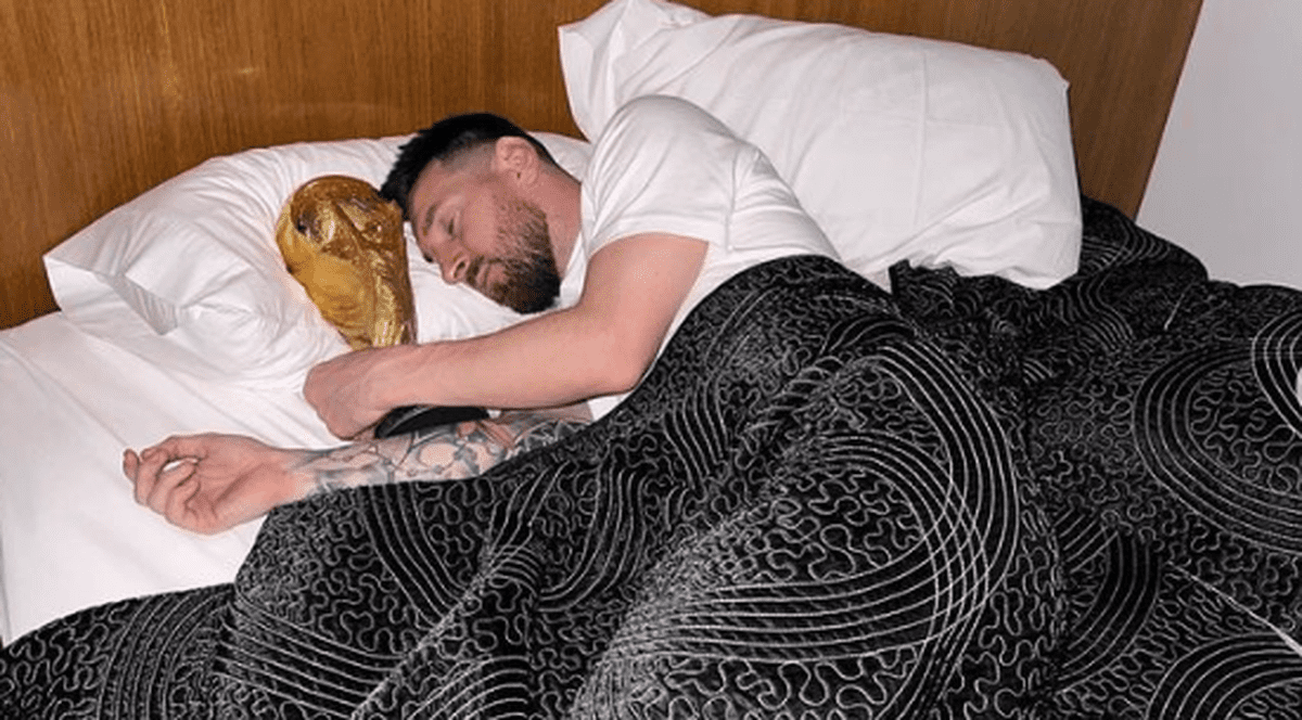 Messi a dormit cu trofeul Cupei Mondiale. Fotografiile postate de starul argentinian au devenit virale