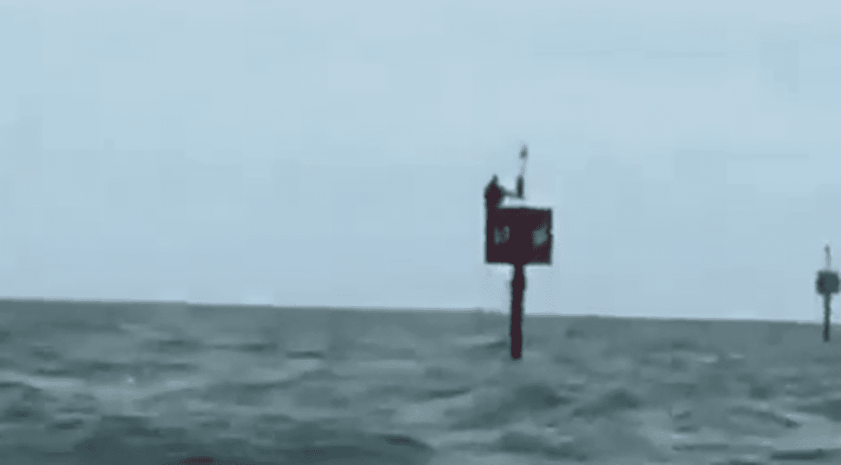 Un pescar a supraviețuit două zile în mijlocul Atlanticului, agățat de o geamandură, după ce a căzut din barcă, în Brazilia