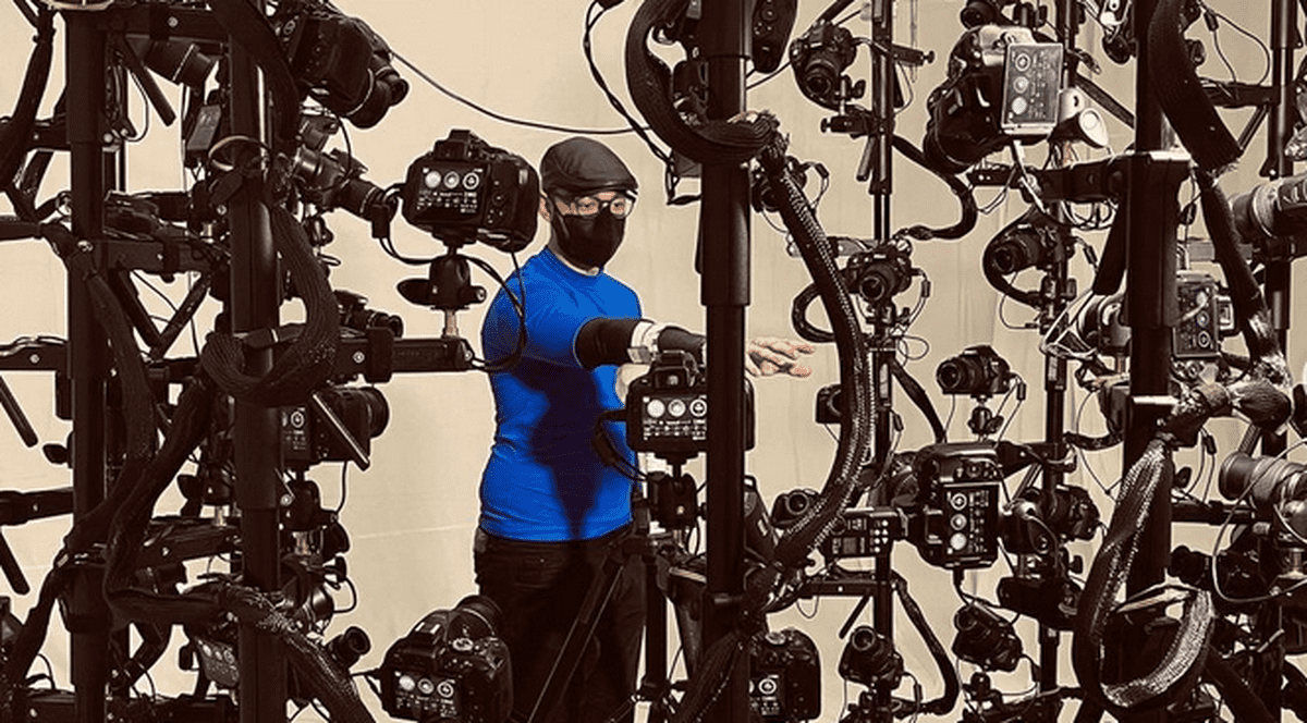 Românul Victor Dorobanțu, interviu în Vanity Fair despre rolul din serialul Wednesday. Cum a devenit „mâna” din producția care a stabilit un nou record Netflix – VIDEO