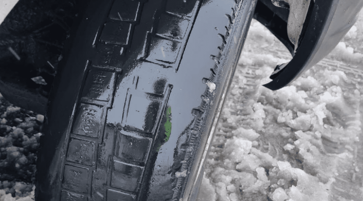 Cum circulă unii şoferi pe timp de iarnă. Poliţia Română: Nu ne mirăm că şanţul a devenit spaţiu de parcare fără voie