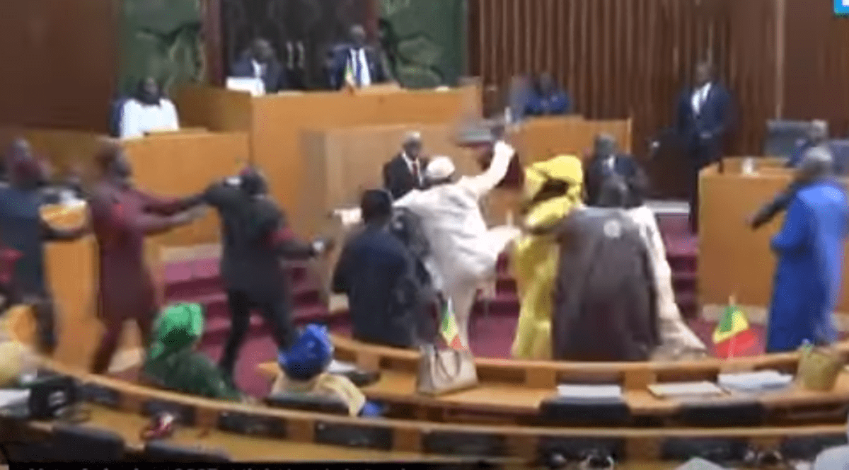 Doi parlamentari din Senegal au fost condamnați la închisoare, după ce au lovit în burtă o colegă însărcinată, în timpul unei dezbateri în plen
